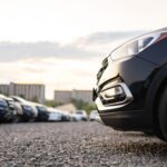 bok samochodu zaparkowanego na parkingu